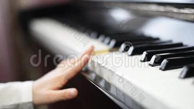 钢琴课。